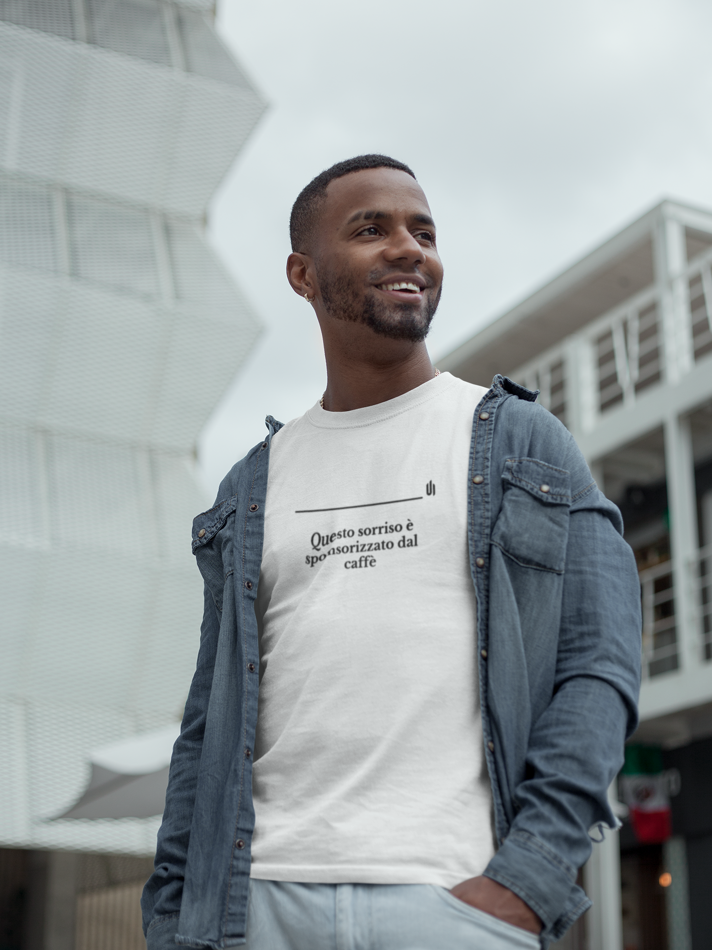 Questo sorriso è sponsorizzato dal caffè - Unisex T-shirt