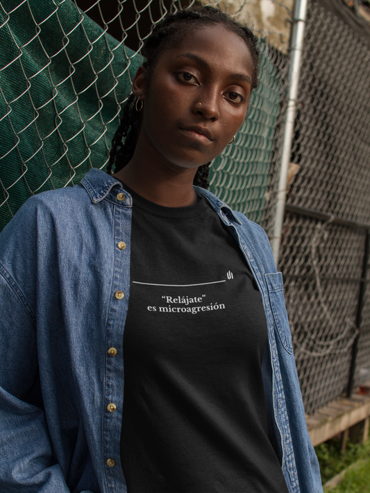 “Relájate”  es microagresión - Unisex T-shirt